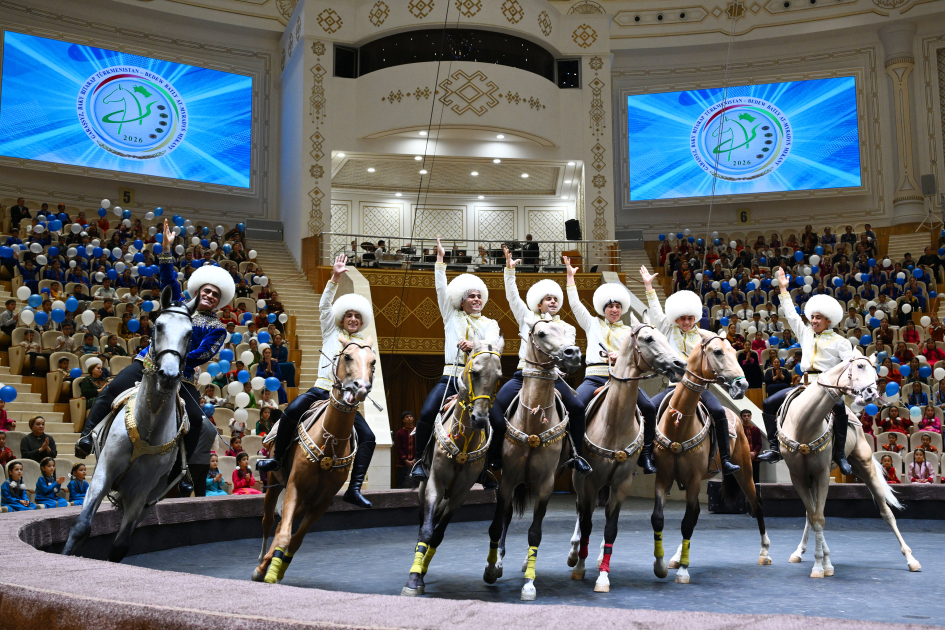 Leyla Aliyeva watches performance of Turkmen iconic Galkynysh national equestrian group in Arkadag city (PHOTO)