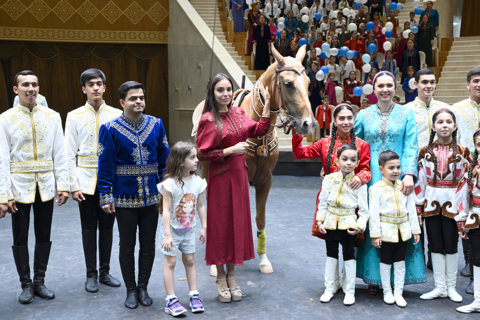 Leyla Aliyeva watches performance of Turkmen iconic Galkynysh national equestrian group in Arkadag city (PHOTO)