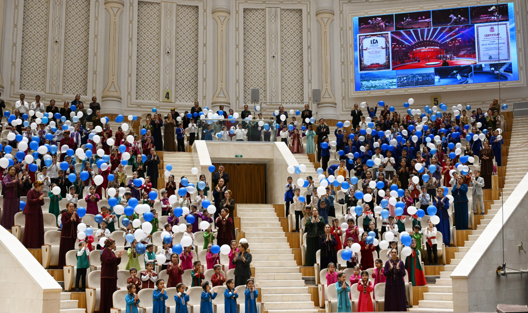 Leyla Aliyeva watches performance of Turkmen iconic Galkynysh national equestrian group in Arkadag city (PHOTO)
