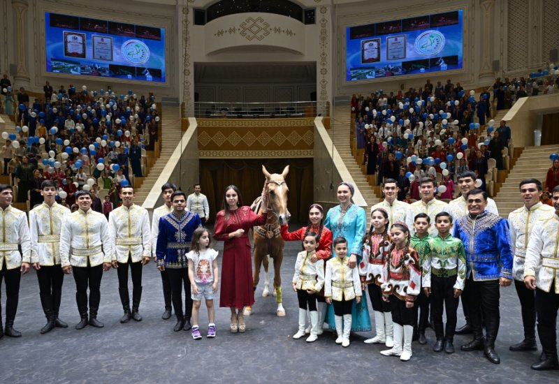 Leyla Aliyeva watches performance of Turkmen iconic Galkynysh national equestrian group in Arkadag city (PHOTO)