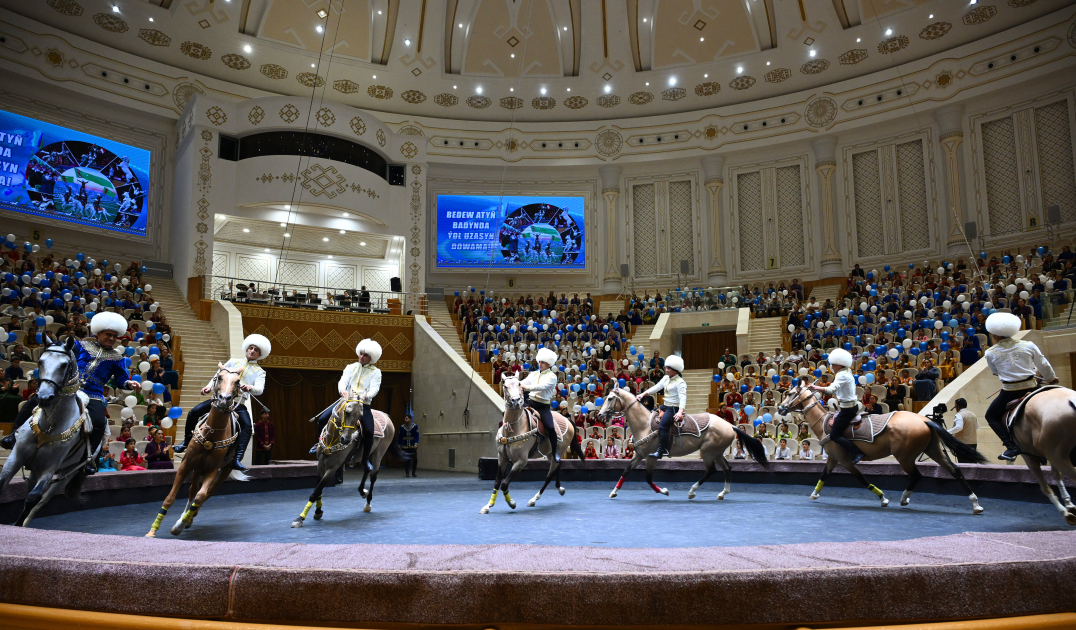 Leyla Aliyeva watches performance of Turkmen iconic Galkynysh national equestrian group in Arkadag city (PHOTO)