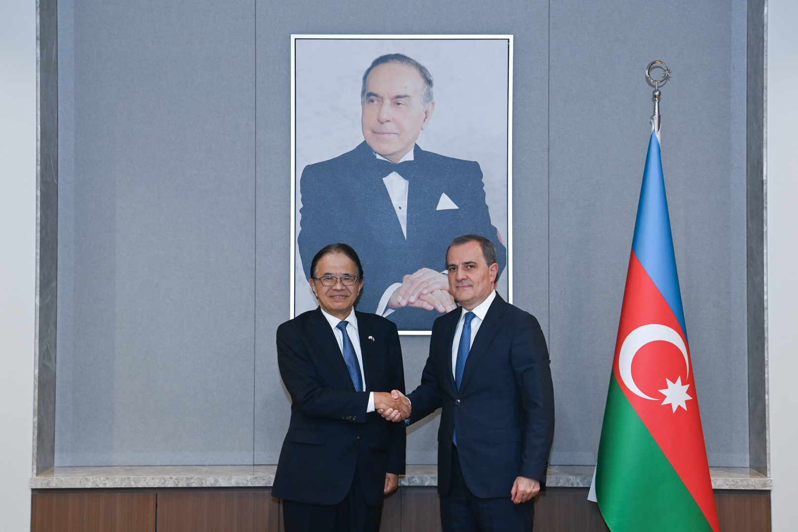 Azerbaijani FM, outgoing Japanese envoy discuss trade, energy ties (PHOTO)