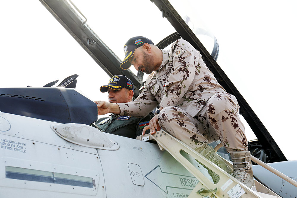 Azerbaijan, UAE air force commanders discuss joint exercises, cooperation (PHOTO)