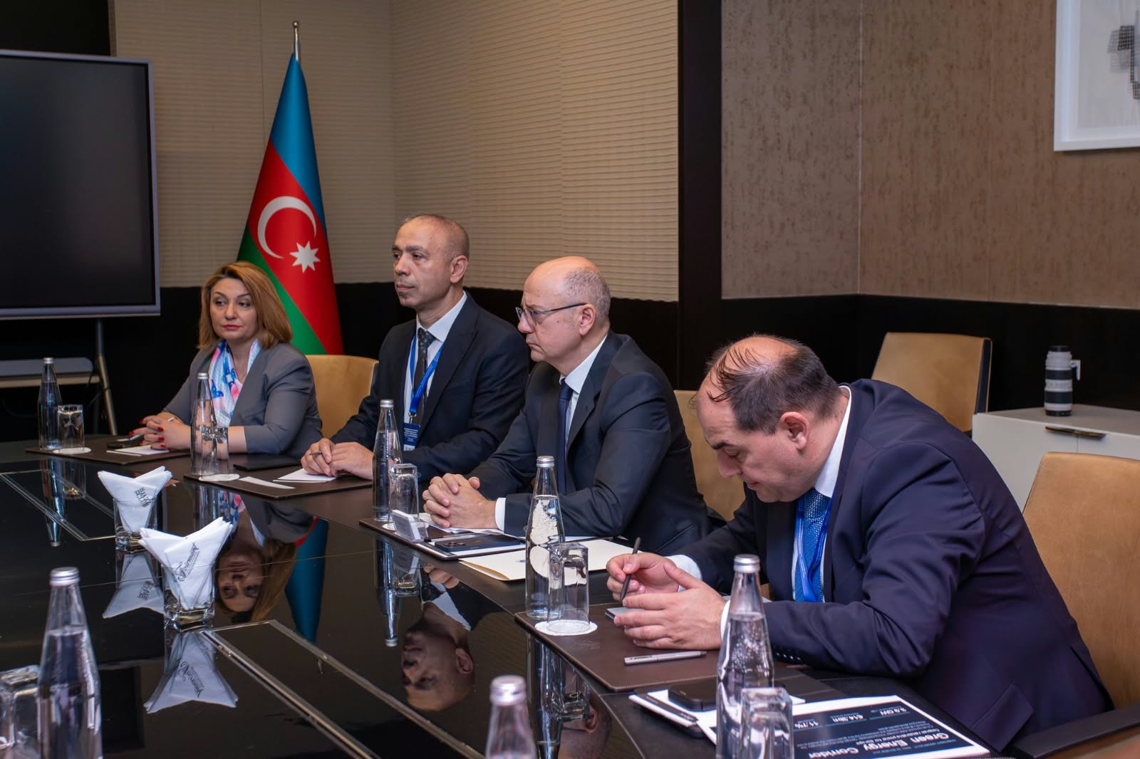 Azerbaijan considers 300 MW green projects with Chinese company (PHOTO)