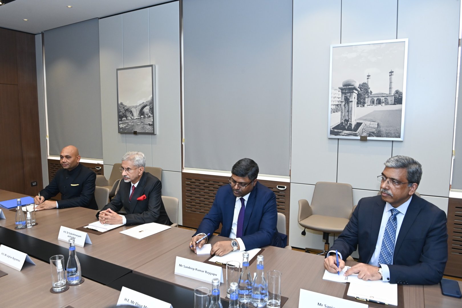 Azerbaijan, India discuss bilateral, regional issues (PHOTO)