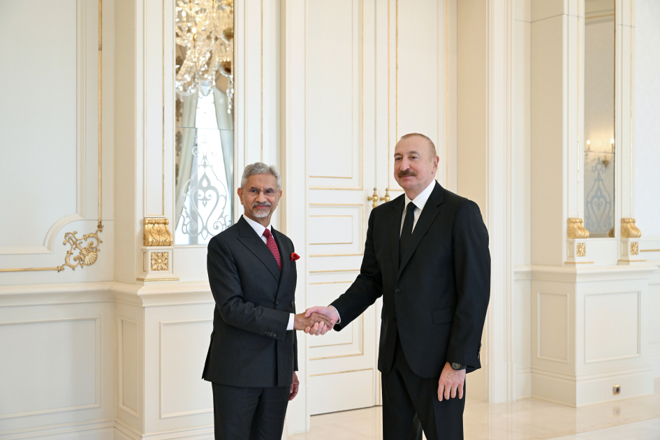 President Ilham Aliyev receives Minister of External Affairs of India (PHOTO)
