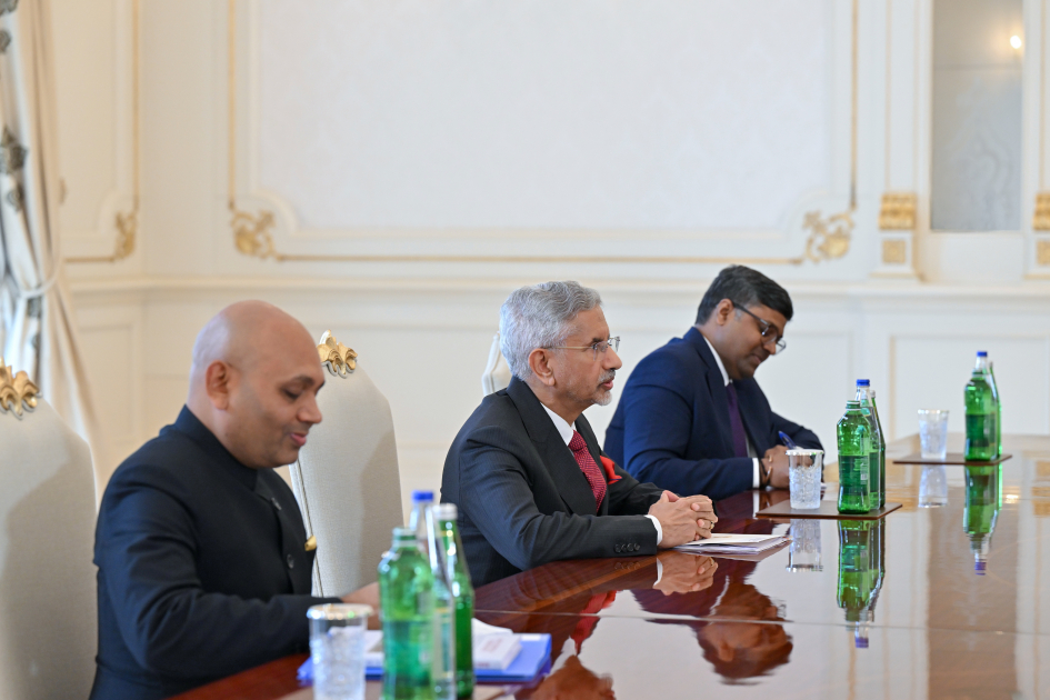 President Ilham Aliyev receives Minister of External Affairs of India (PHOTO)