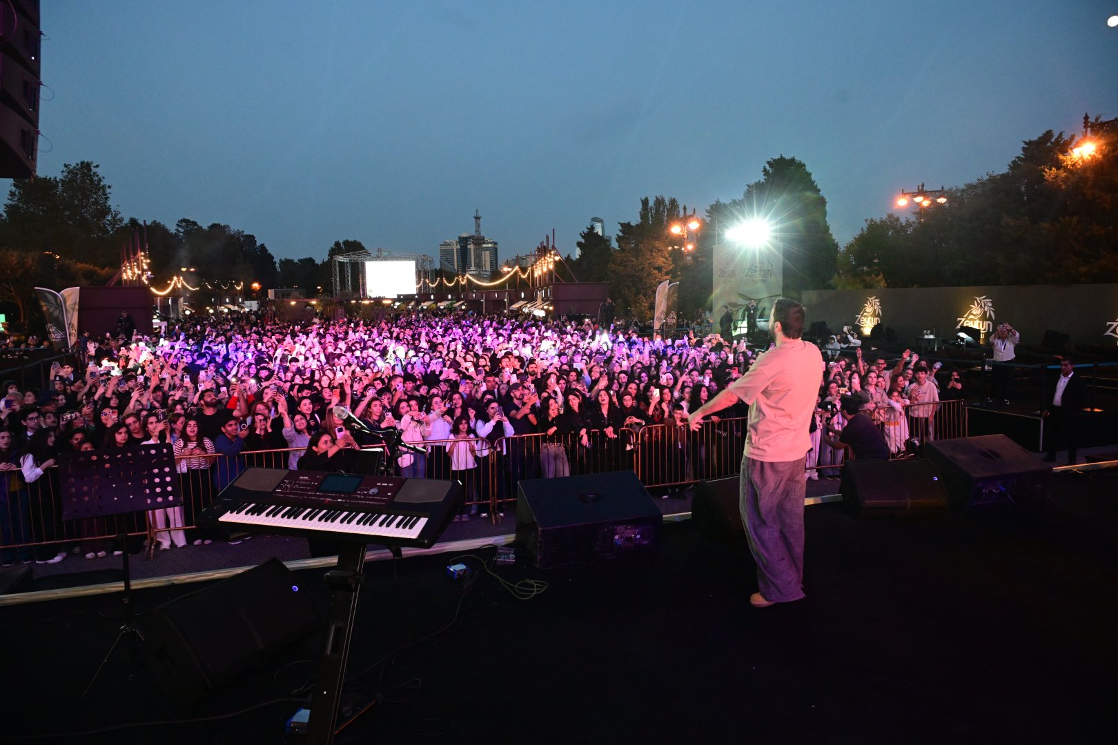 Pop stars take stage at Baku Olive Festival (PHOTO)
