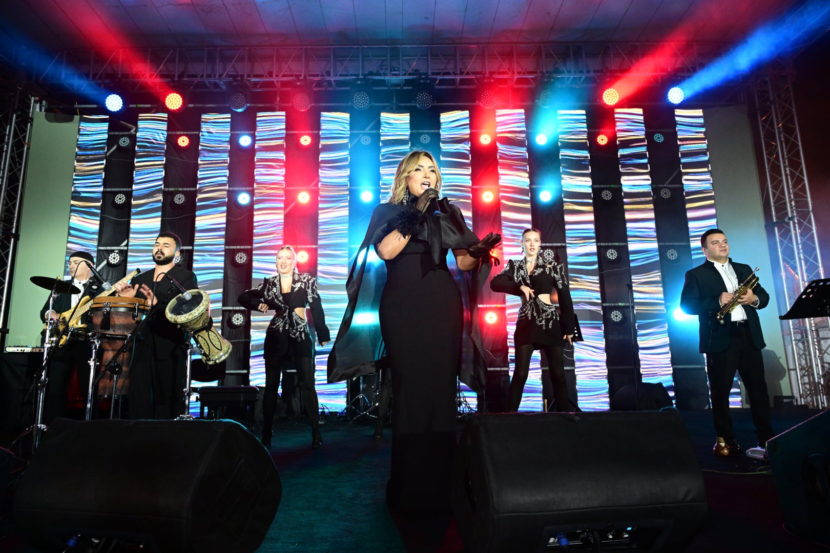 Pop stars take stage at Baku Olive Festival (PHOTO)