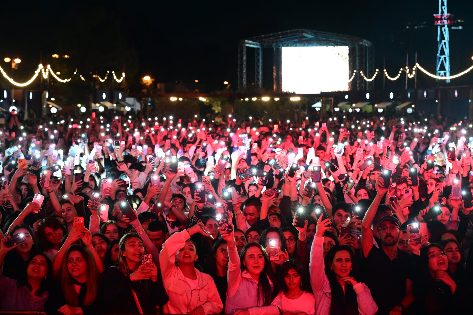 Pop stars take stage at Baku Olive Festival (PHOTO)