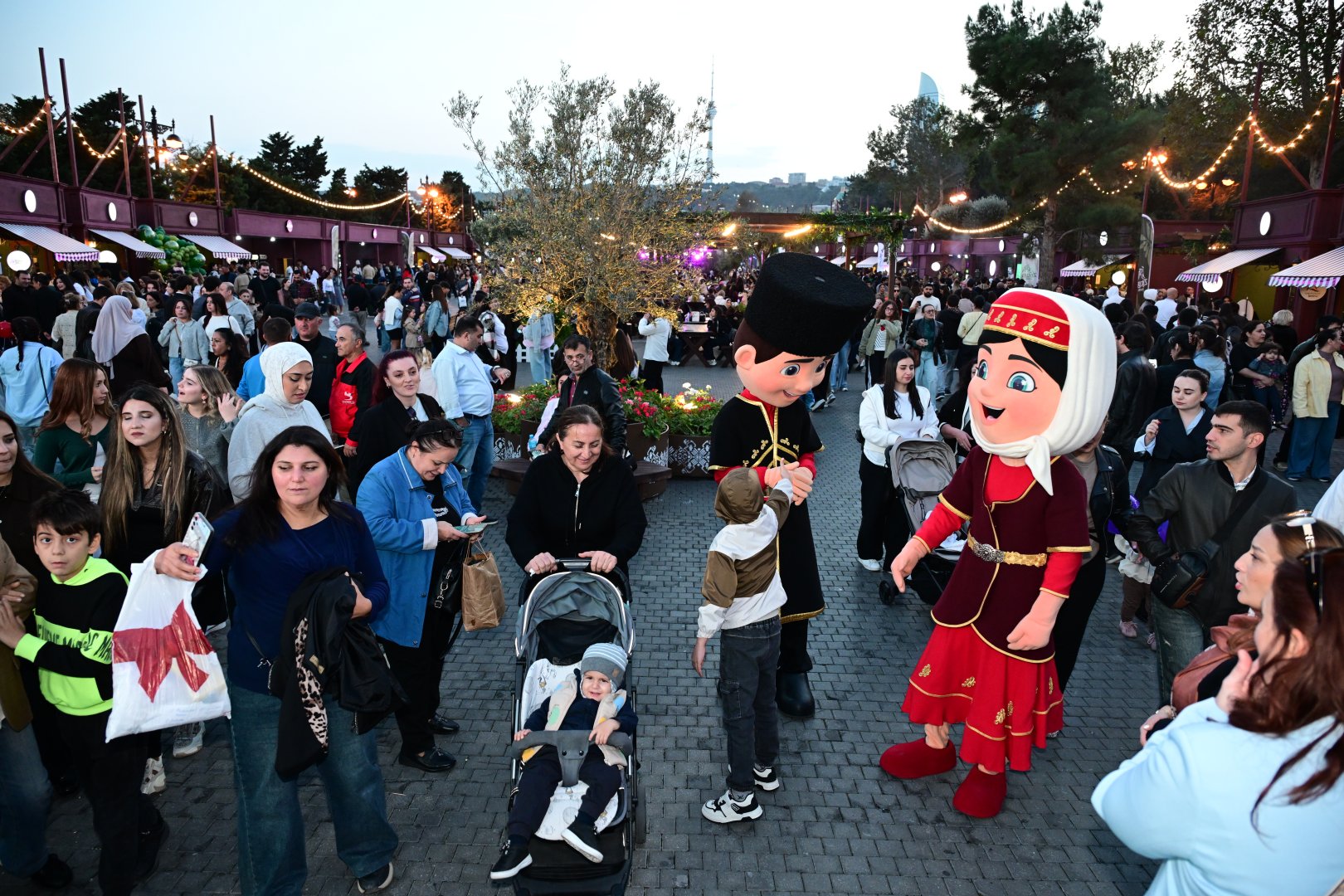 Pop stars take stage at Baku Olive Festival (PHOTO)