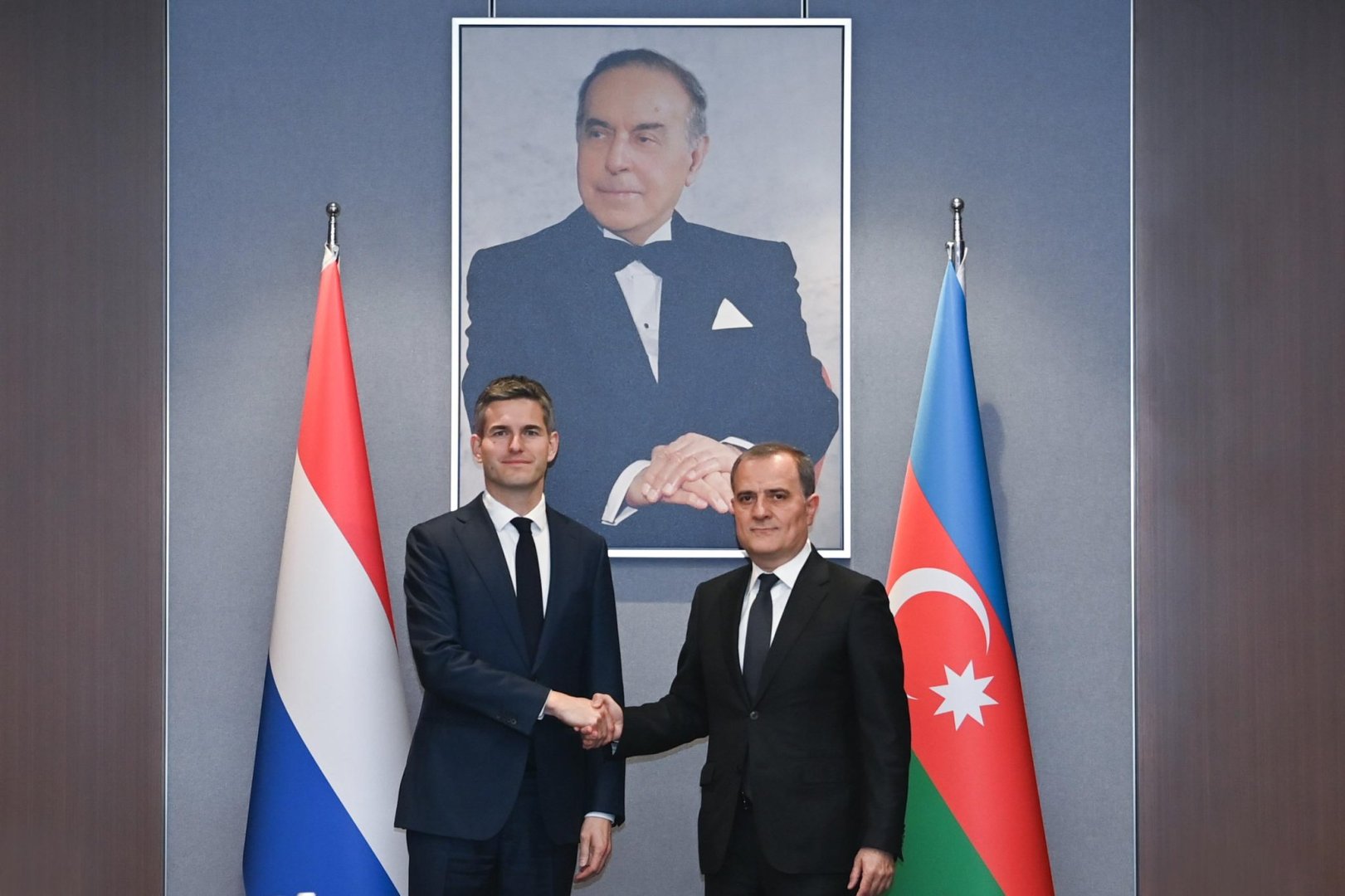 Azerbaijan, Netherlands discuss expanding bilateral cooperation (PHOTO)
