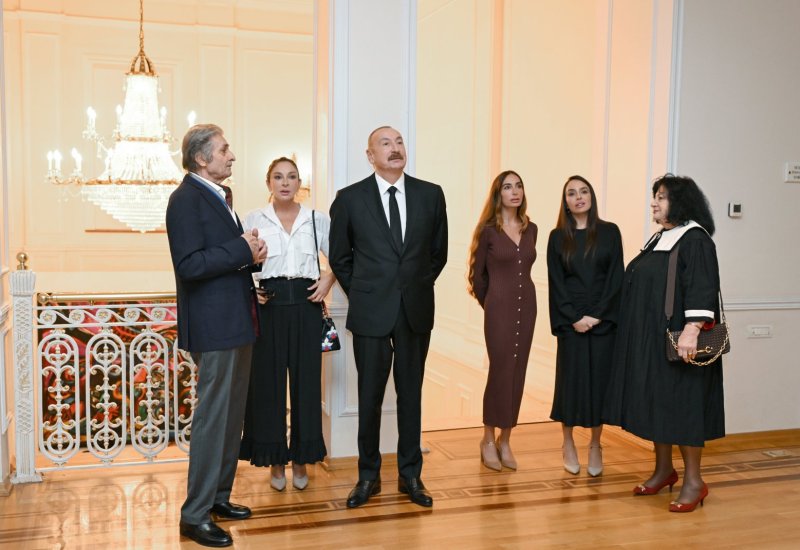President Ilham Aliyev, First Lady Mehriban Aliyeva, and family members view retrospective exhibition titled “My Absheron: Plus”