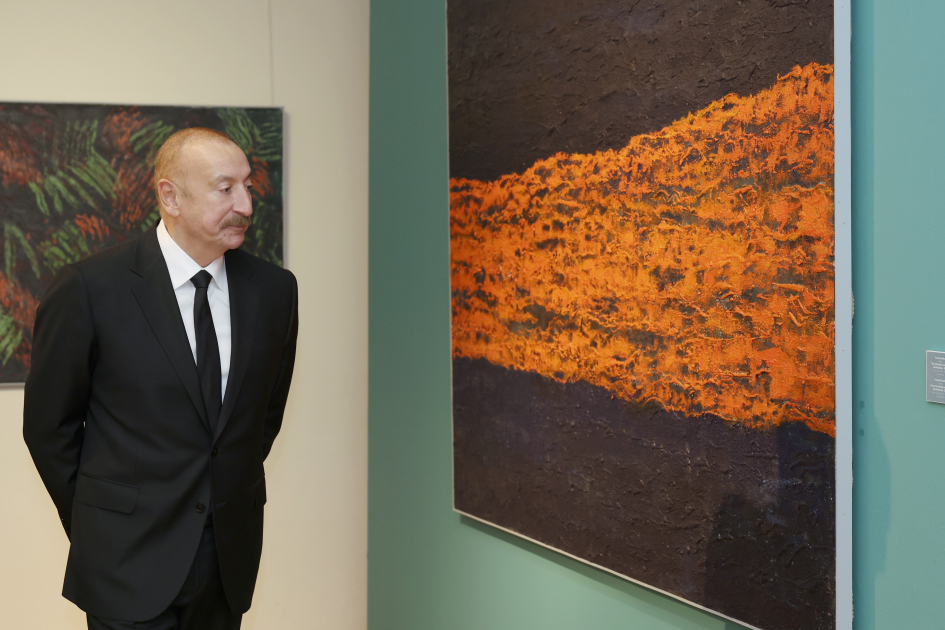 President Ilham Aliyev, First Lady Mehriban Aliyeva, and family members view retrospective exhibition “My Absheron: Plus” (PHOTO)