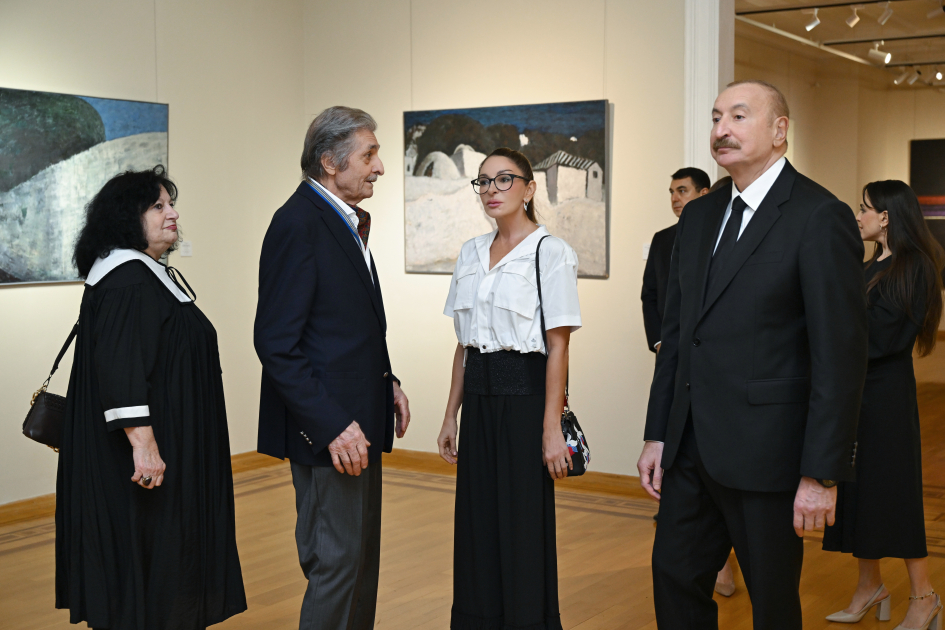 President Ilham Aliyev, First Lady Mehriban Aliyeva, and family members view retrospective exhibition “My Absheron: Plus” (PHOTO)