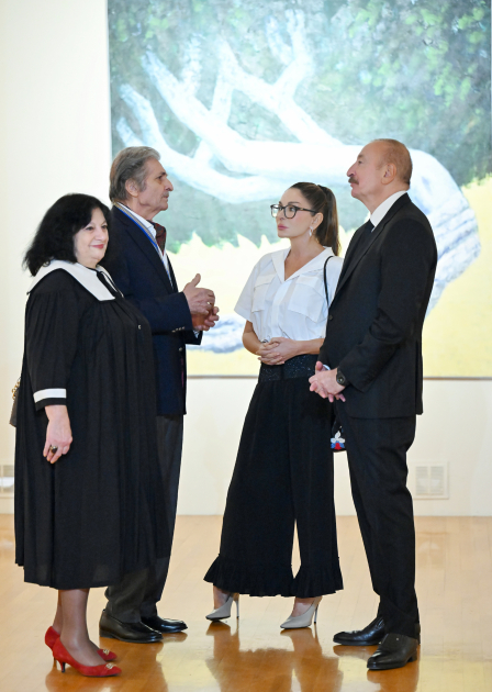 President Ilham Aliyev, First Lady Mehriban Aliyeva, and family members view retrospective exhibition “My Absheron: Plus” (PHOTO)