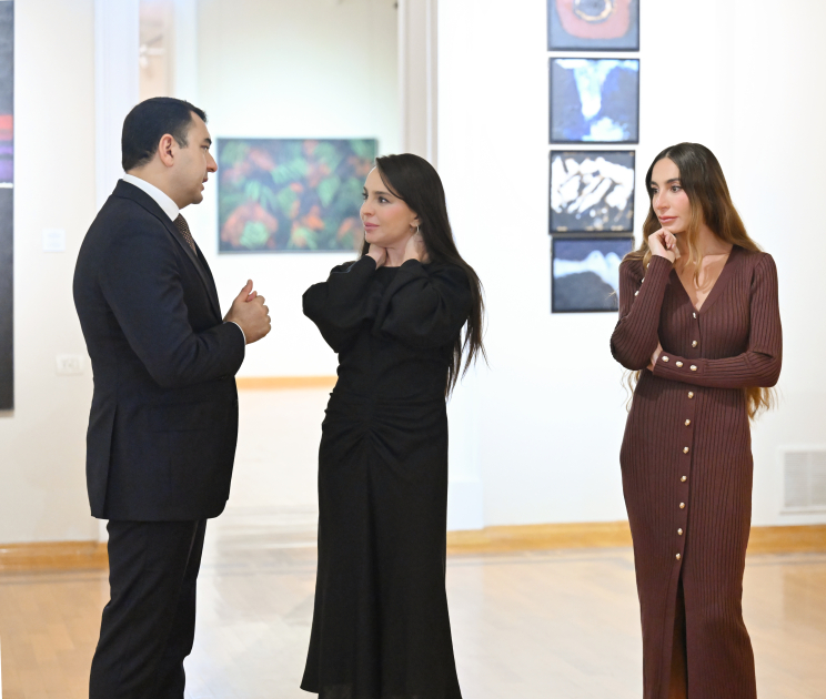 President Ilham Aliyev, First Lady Mehriban Aliyeva, and family members view retrospective exhibition “My Absheron: Plus” (PHOTO)