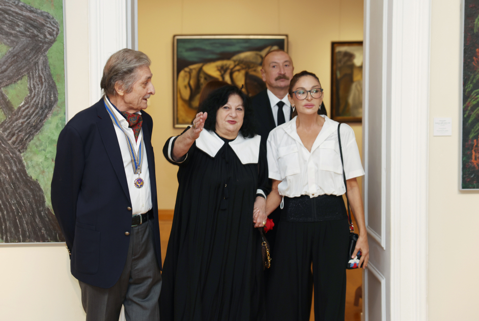 President Ilham Aliyev, First Lady Mehriban Aliyeva, and family members view retrospective exhibition “My Absheron: Plus” (PHOTO)