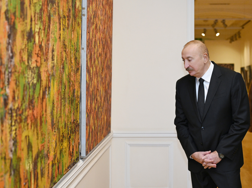 President Ilham Aliyev, First Lady Mehriban Aliyeva, and family members view retrospective exhibition “My Absheron: Plus” (PHOTO)