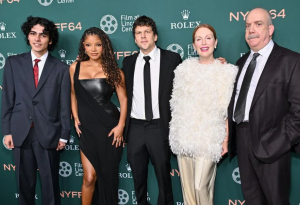 Azerbaijani actor Shahmar Alakbarov’s grandson Eldar Isgandarov honors Julianne Moore in U.S. (PHOTO/VIDEO)