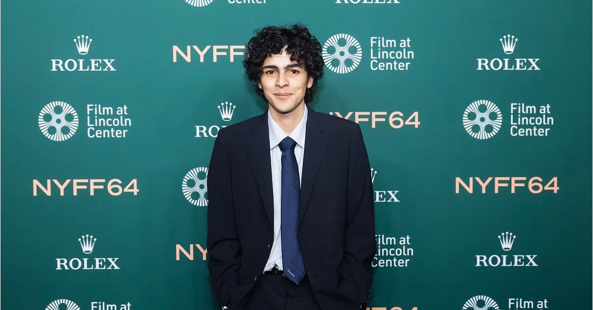 Azerbaijani actor Shahmar Alakbarov’s grandson Eldar Isgandarov honors Julianne Moore in U.S. (PHOTO/VIDEO)