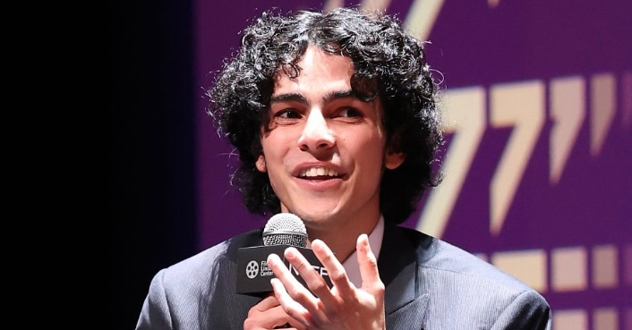 Azerbaijani actor Shahmar Alakbarov’s grandson Eldar Isgandarov honors Julianne Moore in U.S. (PHOTO/VIDEO)