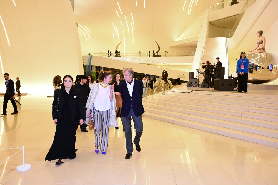 Heydar Aliyev Foundation VP Leyla Aliyeva and Alena Aliyeva attend official opening of Art Weekend (PHOTO)